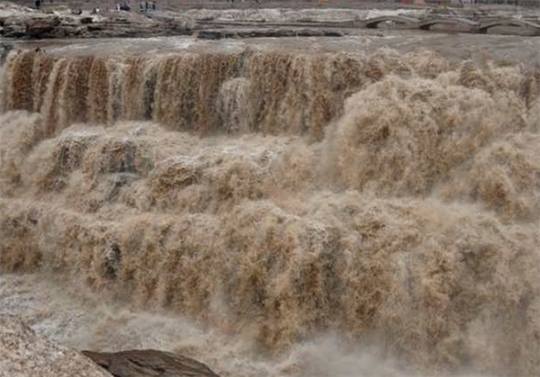 طغیان وحشتناک رودخانه ای در چین + عکس