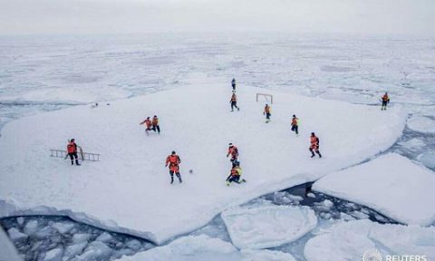 زمین فوتبال یخی در قطب شمال