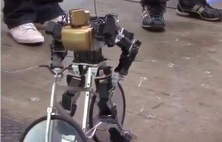 دوچرخه سواری توسط یک ربات ژاپنی